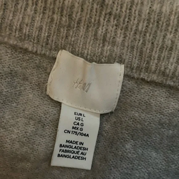 H&M Sweater - Picture 2 of 2